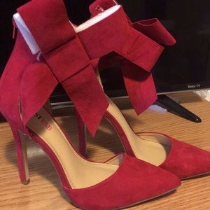 Red bow pointed toe pumps